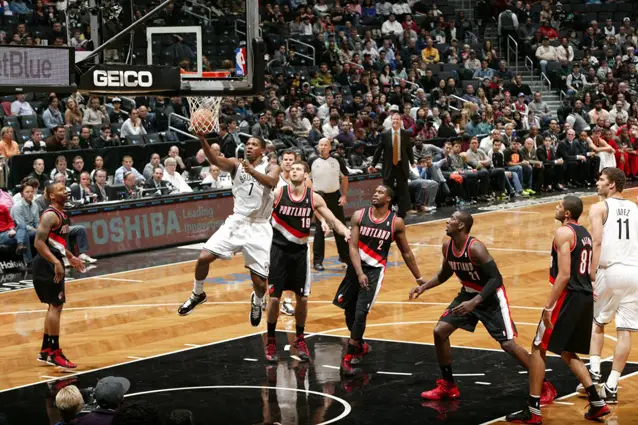 Joe Johnson en route to two of his game-high 21 points